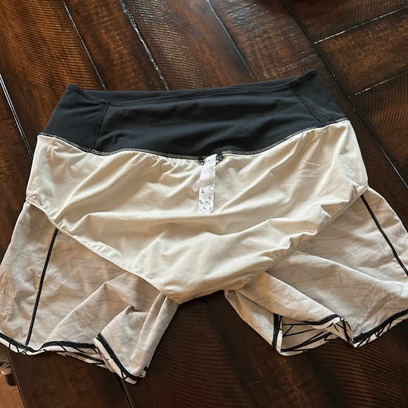 Oiselle High Rise Roga - Size 8, color is cream and Black - Picture 7 of 7